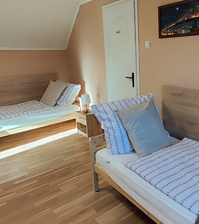 ket-egyagyas-szoba-andika-apartman-400x450